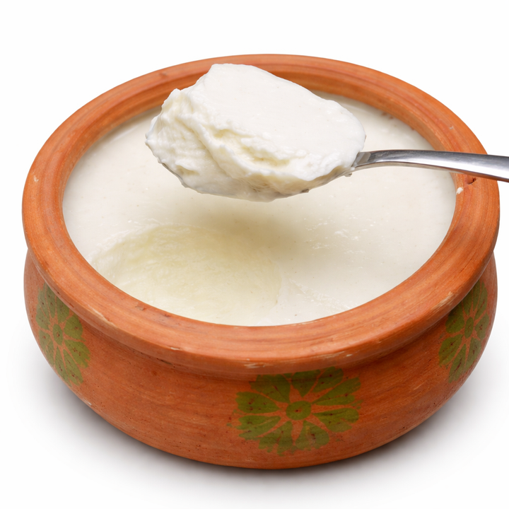 Ghar par bazaar jaisa gaadha, malai daar (creamy) dahi jamane ke liye sahi tarika aur tips niche diye gaye hain. 